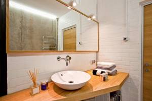 Белая минималистичная ванная комната и кирпичная стена