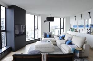 Белый угловой диван в зале современной квартиры