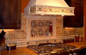 Декоративная ниша над кухонной плитой создает впечатление надежной кирпичной стены