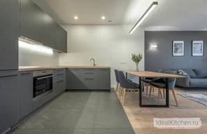дизайн интерьера кухни гостиной в серых тонах с деревянными акцентами