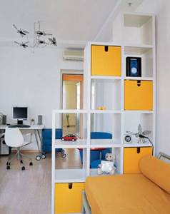 Дизайн интерьера однокомнатной квартиры со стеллажом в другом ракурсе