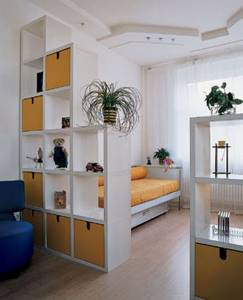 Дизайн однокомнатной квартиры со стеллажом вместо перегородки