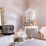 Идеи оформления женской спальни со столиком
