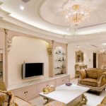 Красивый потолок дополняет атмосферу гостиной