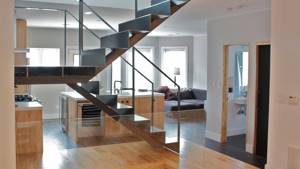 Можно ли делать кухню под лестницей на второй этаж в частном доме