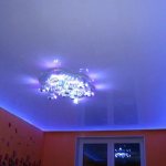 Одноуровневые натяжные потолки с точечными светильниками фото: двухцветные в спальне, комбинированные с подсветкой в один уровень, виды матовых