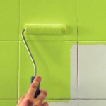 Покраска плитки на стене ванной комнаты