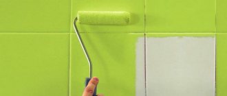 Покраска плитки на стене ванной комнаты