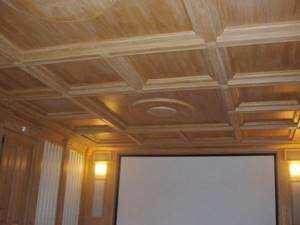 Потолок с деревянным панелями