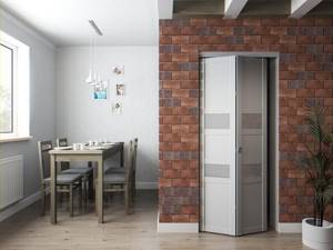 Раздвижные деревянные межкомнатные двери гармошка в интерьере кухни