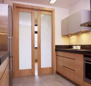Раздвижные межкомнатные двери со стеклом в интерьере маленькой кухни