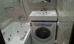 Удобное расположение стиральной машины в маленькой ванной комнате