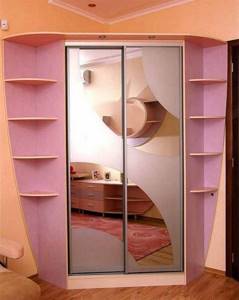 угловой шкаф-купе с дизайном в розовых тонах