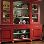 Витрина-буфет из дерева в гостиной деревенского дома